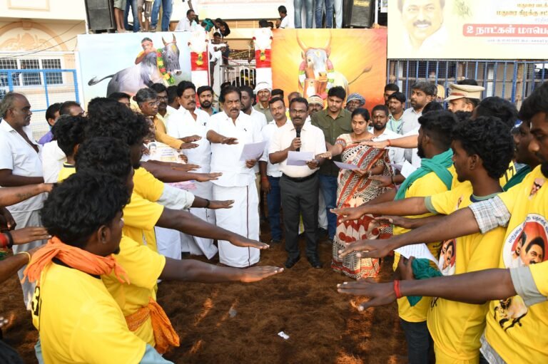 அலங்காநல்லுார் கீழக்கரை பகுதியில் ஜல்லிக்கட்டு போட்டி.