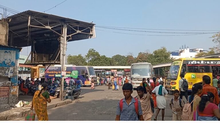 திருமங்கலத்தில் புதிய பேருந்து நிலையம் இல்லாமல் தவிக்கும் பொதுமக்கள் மற்றும் வெளியூர் பயனிகள்.