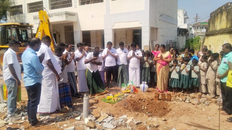 பள்ளபட்டியில் அரசு கள்ளர் நடுநிலைப்பள்ளிக்கு ஆய்வகம் கூடுதல் பள்ளி அறை கட்டிடம் கட்ட ரூபாய் 51 லட்சம் மதிப்பில் பூமி பூஜை தி.மு.க .தெற்கு ஒன்றிய செயலாளர் மணிகண்டன் தொடங்கி வைத்தார்