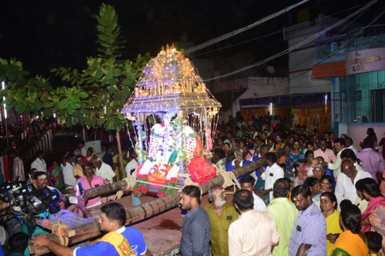 சோழவந்தான் அருகே திருவேடகம் ஏடகநாதர் கோவிலில் 32 ஆம் ஆண்டு தெப்பத் திருவிழா