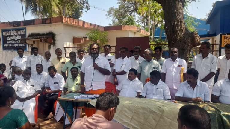 அலங்காநல்லூரின் பல்வேறு பகுதிகளில் அதிமுக சார்பில் பூத் கமிட்டி ஆலோசனை கூட்டம் முன்னாள் அமைச்சர் ஆர் வி உதயகுமார் ஆலோசனை