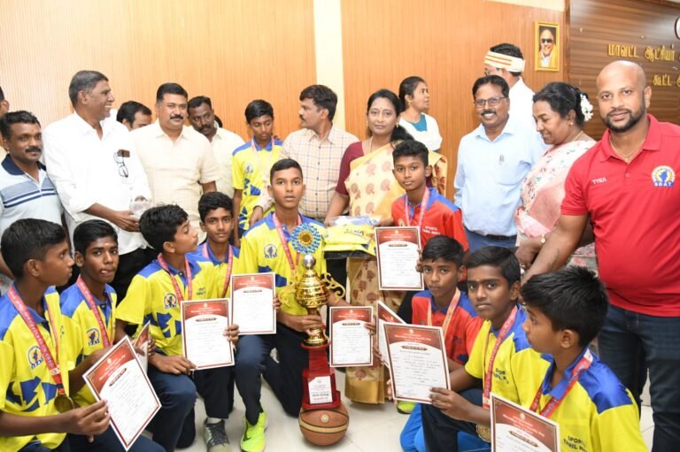 மாணவர்களுக்கு மதுரை ஆட்சியர் வாழ்த்து.