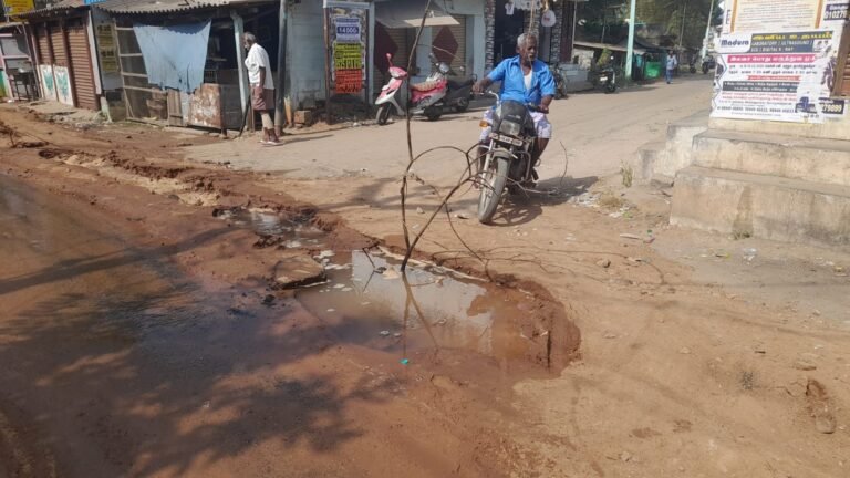 கருப்பட்டியில் குடிநீர் குழாயில் உடைப்பு ஏற்பட்டு வீணாகும் குடிநீர்