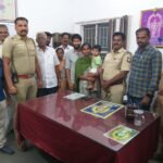 பழனி கோவிலுக்கு வந்த இடத்தில் நகையை தவறவிட்ட தம்பதியினரை தேடி அவர்களிடமே நகையை ஒப்படைத்த போலீசாருக்கு பொதுமக்கள் பாராட்டு தெரிவித்துள்ளனர்.