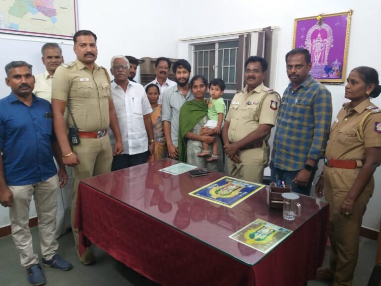 பழனி கோவிலுக்கு வந்த இடத்தில் நகையை தவறவிட்ட தம்பதியினரை தேடி அவர்களிடமே நகையை ஒப்படைத்த போலீசாருக்கு பொதுமக்கள் பாராட்டு தெரிவித்துள்ளனர்.