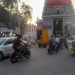 சோழவந்தான் ஜெனகை மாரியம்மன் கோவில் வாசலை மறித்து நிற்கும் வாகனங்களால் பக்தர்கள் அவதி