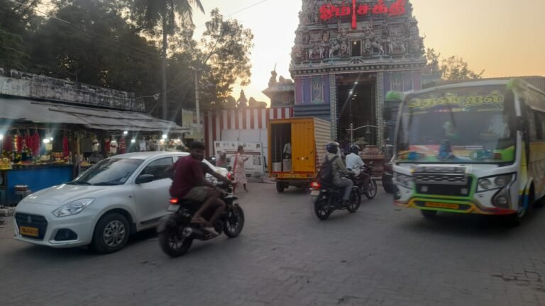 சோழவந்தான் ஜெனகை மாரியம்மன் கோவில் வாசலை மறித்து நிற்கும் வாகனங்களால் பக்தர்கள் அவதி