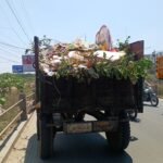 சேமித்த குப்பைகளை சாலை முழுவதும் குப்பையை கொட்டி செல்லும் மாநகராட்சி வாகனம்