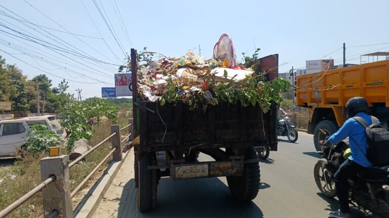 சேமித்த குப்பைகளை சாலை முழுவதும் குப்பையை கொட்டி செல்லும் மாநகராட்சி வாகனம்