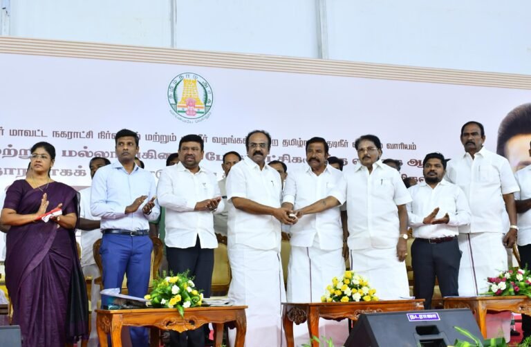 காரியாபட்டி, |மல்லாங்கிணறு பேரூராட்சிகளுக்கான வைகை ஆற்றினை நீர் ஆதாரமாகக் கொண்டு 76 கோடி மதிப்பீட்டில் கூட்டுக் குடிநீர் திட்டம். அமைச்சர் கே.என். நேரு அடிக்கல் நாட்டினார்.