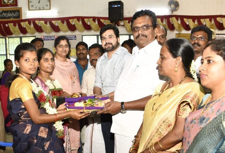 கர்ப்பிணி தாய்மார்களுக்கு சமுதாய வளைகாப்பு விழா தேனி மாவட்ட ஆட்சித்தலைவர் தலைமையில் நடைபெற்றது.