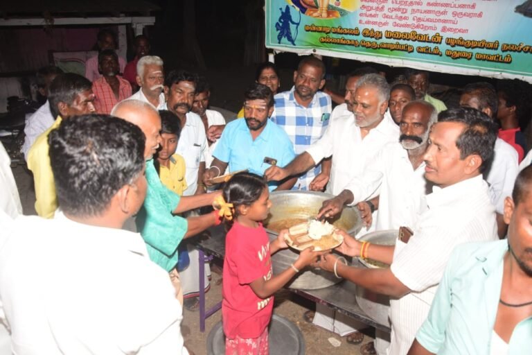 சோழவந்தான் அருகேமன்னாடிமங்கலம் கருப்பட்டியில் முன்னாள் முதல்வர் ஜெயலலிதா பிறந்தநாள் விழாவை முன்னிட்டு அன்னதானம் வழங்கப்பட்டது