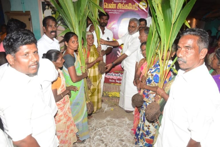 சோழவந்தானில் முன்னாள் முதல்வர் ஜெயலலிதா பிறந்தநாள் விழாவை முன்னிட்டு அதிமுக சார்பில் மரக்கன்றுகள் வழங்கப்பட்டது