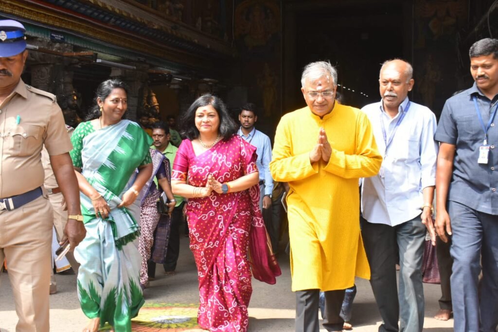 மதுரை மீனாட்சி அம்மன் கோவிலில் இந்திய தலைமை தேர்தல் ஆணையர் ஞானேஷ்குமார் சாமி தரிசனம் மீனாட்சி அம்மன் கோவில் மதுரையின் பெருமை என பேட்டி.