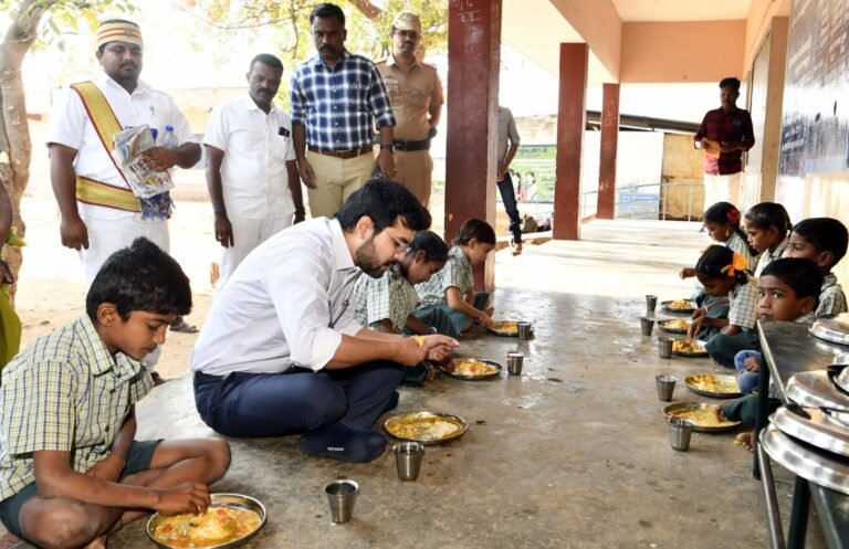 உங்களைத்தேடி உங்கள் ஊரில் திட்டத்தின் கீழ் முதலமைச்சரின் காலை உணவுத்திட்டத்தினை ஆய்வு மேற்கொண்டு மாணவர்களுடன் கலந்துரையாடி உணவருந்திய கலெக்டர்