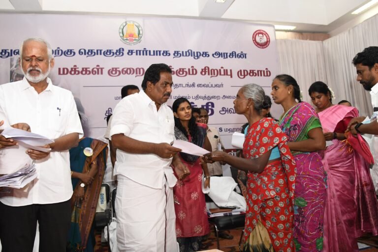 பரவையில் மக்கள் குறை தீர்க்கும் முகாம் நடைபெற்றது.