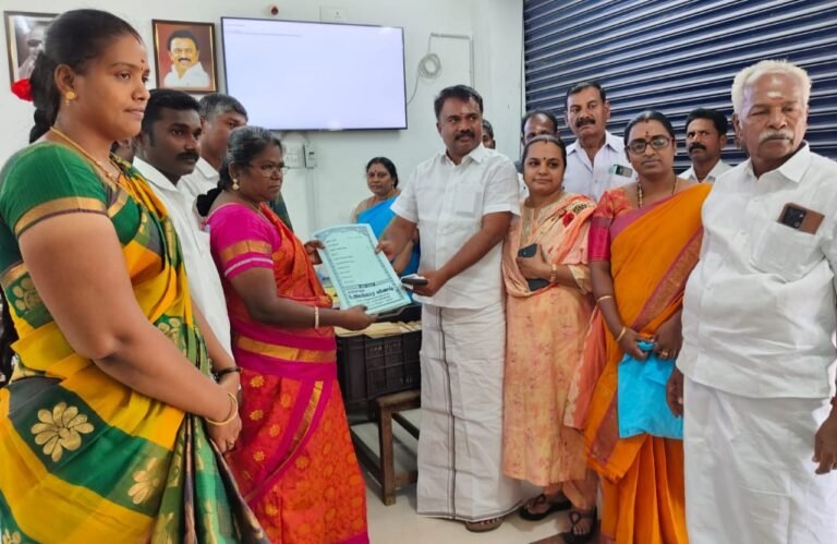 மேலூர் அருகே அரசு பள்ளிக்கு இரண்டு ஏக்கர் நிலம் தானம் வழங்கிய தம்பதியினர்