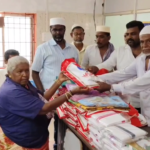 பழனியில் சமூக நல்லிணக்க இப்தார் மற்றும் ரமலான் அன்பளிப்பாக காயிதே மில்லத் அறக்கட்டளை சார்பில் நூற்றுக்கும் மேற்பட்ட தூய்மை பணியாளர்களுக்கு புத்தாடைகள் வழங்கபட்ட நிகழ்வு நெகிழ்ச்சியை ஏற்படுத்தியுள்ளது.