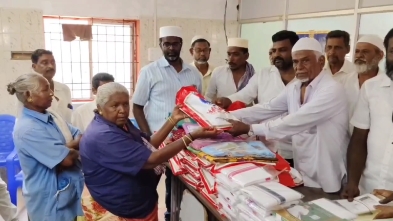 பழனியில் சமூக நல்லிணக்க இப்தார் மற்றும் ரமலான் அன்பளிப்பாக காயிதே மில்லத் அறக்கட்டளை சார்பில் நூற்றுக்கும் மேற்பட்ட தூய்மை பணியாளர்களுக்கு புத்தாடைகள் வழங்கபட்ட நிகழ்வு நெகிழ்ச்சியை ஏற்படுத்தியுள்ளது.