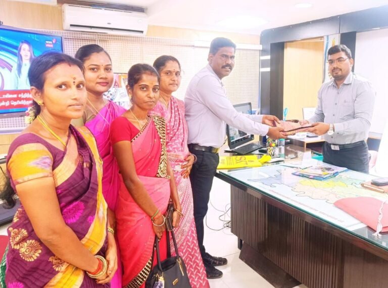 திண்டுக்கல் மாவட்ட ஆட்சியருக்கு அழைப்பிதழ் வழங்கிய அமைதி அறக்கட்டளை.