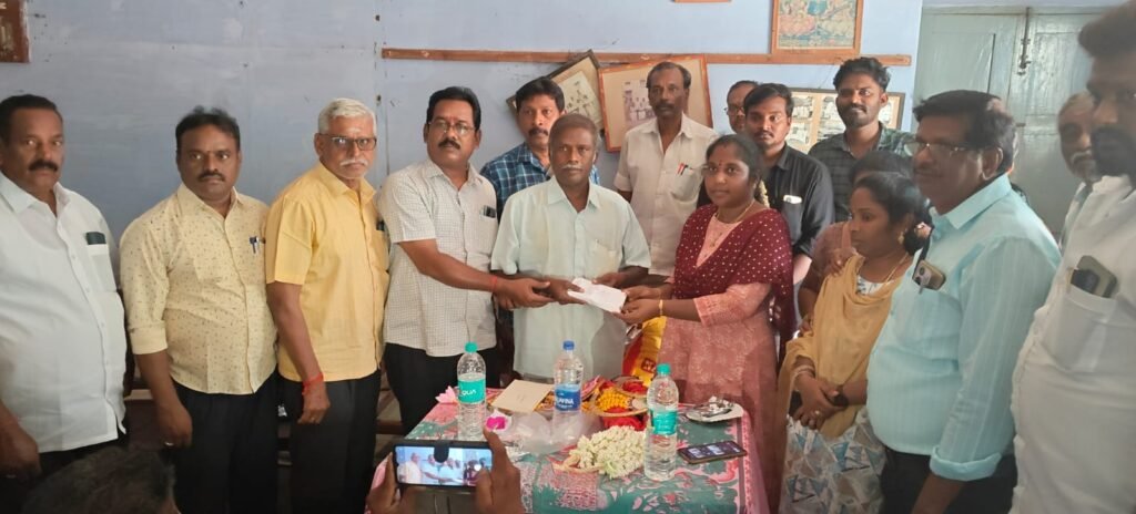 நிலக்கோட்டை தொடக்க வேளாண்மை கூட்டுறவு கடன் சங்கத்தில் 40 ஆண்டுகள் பணிபுரிந்து நிறைவு நிதி உதவி வழங்கும் விழா நடைபெற்றது.