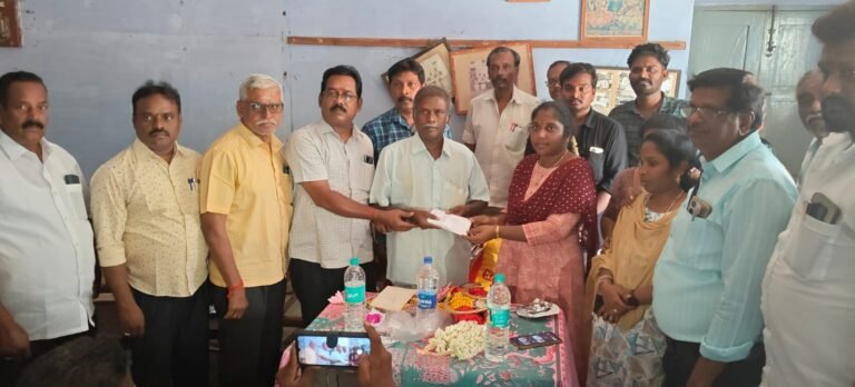 நிலக்கோட்டை தொடக்க வேளாண்மை கூட்டுறவு கடன் சங்கத்தில் 40 ஆண்டுகள் பணிபுரிந்து நிறைவு நிதி உதவி வழங்கும் விழா நடைபெற்றது.