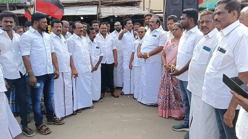 தமிழ்நாடு முதல்வர் மு.க.ஸ்டாலினின் 72வது பிறந்தநாளை முன்னிட்டு, உசிலம்பட்டியில் திமுக நிர்வாகிகள் இனிப்பு வழங்கி கொண்டாடினர்.