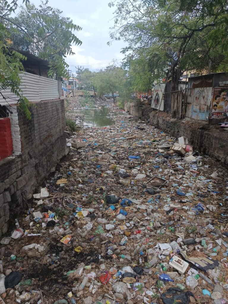 கால்வாய், நீர் தேங்கும் சாலை: மாநகராட்சி மேயர் நடவடிக்கை எடுப்பாரா?
