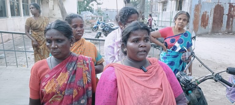 பழனி அருகே மகளிர் குழுவில் பணத்தை பெற்று கொண்டு தலைவி தலைமறைவு - ஐந்து பெண்கள் விசமருந்தி தற்கொலை முயற்சி பழனி அரசு மருத்துவ மனையில் அனுமதிக்கபட்ட சம்பவம் பரபரப்பை ஏற்படுத்தியுள்ளது.