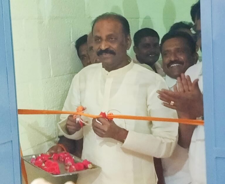 பெரியகுளத்தில் கவிப்பேரரசு வைரமுத்து அரங்கம் திறப்பு விழா- பத்மபூஷன் கவிப்பேரரசு வைரமுத்து திறந்து வைத்தார்.