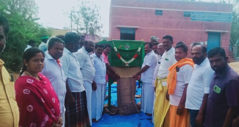 நிலக்கோட்டை சிறுநாயக்கன்பட்டியில் விவசாயிகளிடம் நெல் கொள்முதல் துவக்க விழா நடைபெற்றது.