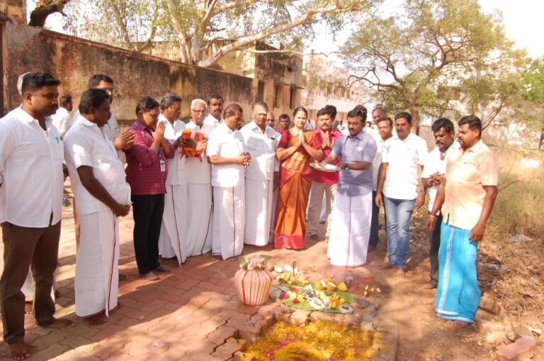 அலங்காநல்லூர் அரசு ஆண்கள் மேல்நிலைப் பள்ளியில் புதிய அறிவியல் ஆய்வுக்கூடம் கட்ட பூமி பூஜை நடைபெற்றது.