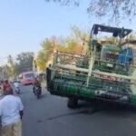 சோழவந்தான் அருகே திருவேடகத்தில் சாலையின்நடுவே சரி செய்யப்படாமல் இருந்த பள்ளத்தில் கதிர் அறுக்கும் இயந்திரம் சிக்கியதால் ஒரு மணி நேர போக்குவரத்து பாதிப்பு