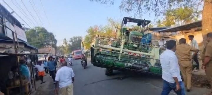 சோழவந்தான் அருகே திருவேடகத்தில் சாலையின்நடுவே சரி செய்யப்படாமல் இருந்த பள்ளத்தில் கதிர் அறுக்கும் இயந்திரம் சிக்கியதால் ஒரு மணி நேர போக்குவரத்து பாதிப்பு
