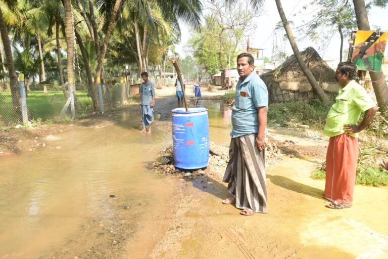 மன்னாடிமங்கலத்தில் குடிநீர் குழாயில் உடைப்பு பல லட்சம் லிட்டர் குடிநீர் வீணாகும் அவலம்