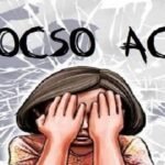 மதுரையில் 10 ஆம் வகுப்பு மாணவிக்கு பாலியல் தொடர் தொந்தரவு தொடர்பாக பஸ்டு மாணவர்கள் இரண்டு பேர் பத்தாம் வகுப்பு மாணவர் ஒருவர் 17 வயது சிறுவர் மூவர் இளைஞர்கள் என போக்சோ வழக்கில் கைது செய்யப்பட்டனர். மதுரை அனுப்பானடி பகுதியை சேர்ந்த 14 வயது சிறுமி எட்டாம் வகுப்பு படித்து வருகிறார் . நோட்டு பேப்பர் வாங்க கடைக்கு சென்றவர் நீண்ட நேரமாக வும் வீட்டுக்கு வரவில்லை பெற்றோர்கள் சிறுமையை தேடி பல இடங்களில் தேடி அலைந்து உள்ளனர். அப்பொழுது, எதிரில் வந்த சிறுமி தனக்கு பாலியல் தொந்தரவு கொடுத்ததாக கூறியுள்ளார் . இது குறித்து போலீசாருக்கு பெற்றோர்கள் தகவல் தெரிவித்தனர். விசாரணையில், சிறுமிக்கு அப்பகுதியை டூவீலர் மெக்கானிக் முத்துக்குமார் வயது 18. ஒரே பள்ளியில் படித்துக் கொண்டிருக்கும் பிளஸ் டூ மாணவர்கள் இருவர் பத்தாம் வகுப்பு மாணவர் ஒருவர் மற்றும் 17 வயது சிறுவர்கள் கடைக்கு வந்து பாலியல் தொந்தரவு கொடுத்தது தெரிய வந்தது கடைக்கு வந்த முத்துக்குமார் வலுக்கட்டாயமாக தன் கூட்டாளியுடன் இருக்கும் இடத்திற்கு அழைத்துச் சென்றுள்ளார் அங்கு சிறுமிக்கு பாலியல் தொந்தரவு கொடுத்துள்ளனர். தவிர நீண்ட நாட்களாக சிறுமிக்கு தொடர்ந்து பாலியல் தொந்தரவு கொடுத்து வந்தது உறுதியானது அவர்களை , மதுரை அனைத்து மகளிர் போலீசார் போக்சோ சட்டத்தின் கீழ் கைது செய்தனர் . காவல் துறை தெரிவிக்கிறேன் தனக்கு பாலியல் தொடர்ந்து பாலியல் தொந்தரவு கொடுத்து வந்த குறித்து பெட்ரோலியம் கூற சிறுமி பயந்துள்ளார். மனதளவில் சிறுமி பாதிக்கப்பட்டுள்ளார். அவருக்கு , மருத்துவர்கள் மூலம் கவுன்சிலிங் கொடுக்கவும் ஏற்பாடு செய்து வருகிறோம் என, காவல் துறையில் தெரிவித்துள்ளனர். மதுரையில் போக்சோ வழக்கில் ஏழு பேர் கைதானது பெரும் பரபரப்பை ஏற்படுத்தியது.