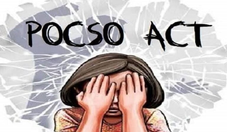 மதுரையில் 10 ஆம் வகுப்பு மாணவிக்கு பாலியல் தொடர் தொந்தரவு தொடர்பாக பஸ்டு மாணவர்கள் இரண்டு பேர் பத்தாம் வகுப்பு மாணவர் ஒருவர் 17 வயது சிறுவர் மூவர் இளைஞர்கள் என போக்சோ வழக்கில் கைது செய்யப்பட்டனர். மதுரை அனுப்பானடி பகுதியை சேர்ந்த 14 வயது சிறுமி எட்டாம் வகுப்பு படித்து வருகிறார் . நோட்டு பேப்பர் வாங்க கடைக்கு சென்றவர் நீண்ட நேரமாக வும் வீட்டுக்கு வரவில்லை பெற்றோர்கள் சிறுமையை தேடி பல இடங்களில் தேடி அலைந்து உள்ளனர். அப்பொழுது, எதிரில் வந்த சிறுமி தனக்கு பாலியல் தொந்தரவு கொடுத்ததாக கூறியுள்ளார் . இது குறித்து போலீசாருக்கு பெற்றோர்கள் தகவல் தெரிவித்தனர். விசாரணையில், சிறுமிக்கு அப்பகுதியை டூவீலர் மெக்கானிக் முத்துக்குமார் வயது 18. ஒரே பள்ளியில் படித்துக் கொண்டிருக்கும் பிளஸ் டூ மாணவர்கள் இருவர் பத்தாம் வகுப்பு மாணவர் ஒருவர் மற்றும் 17 வயது சிறுவர்கள் கடைக்கு வந்து பாலியல் தொந்தரவு கொடுத்தது தெரிய வந்தது கடைக்கு வந்த முத்துக்குமார் வலுக்கட்டாயமாக தன் கூட்டாளியுடன் இருக்கும் இடத்திற்கு அழைத்துச் சென்றுள்ளார் அங்கு சிறுமிக்கு பாலியல் தொந்தரவு கொடுத்துள்ளனர். தவிர நீண்ட நாட்களாக சிறுமிக்கு தொடர்ந்து பாலியல் தொந்தரவு கொடுத்து வந்தது உறுதியானது அவர்களை , மதுரை அனைத்து மகளிர் போலீசார் போக்சோ சட்டத்தின் கீழ் கைது செய்தனர் . காவல் துறை தெரிவிக்கிறேன் தனக்கு பாலியல் தொடர்ந்து பாலியல் தொந்தரவு கொடுத்து வந்த குறித்து பெட்ரோலியம் கூற சிறுமி பயந்துள்ளார். மனதளவில் சிறுமி பாதிக்கப்பட்டுள்ளார். அவருக்கு , மருத்துவர்கள் மூலம் கவுன்சிலிங் கொடுக்கவும் ஏற்பாடு செய்து வருகிறோம் என, காவல் துறையில் தெரிவித்துள்ளனர். மதுரையில் போக்சோ வழக்கில் ஏழு பேர் கைதானது பெரும் பரபரப்பை ஏற்படுத்தியது.