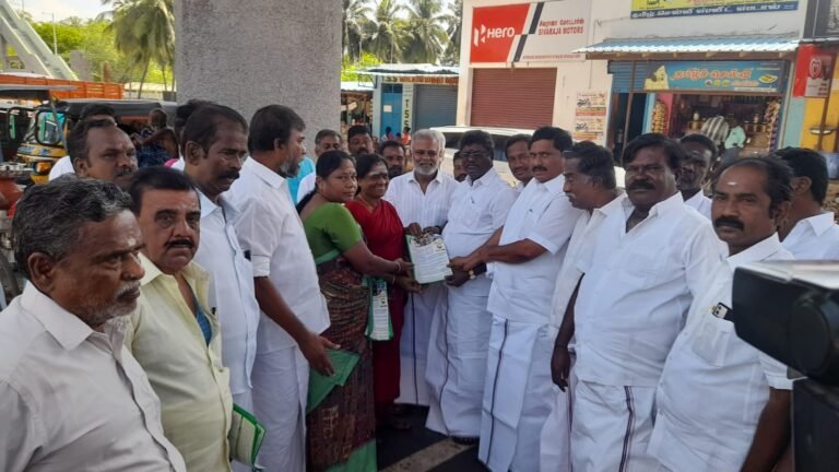 சோழவந்தானில் திமுக அரசை கண்டித்து அதிமுக சார்பில் துண்டு பிரசுரம் வழங்கப்பட்டது