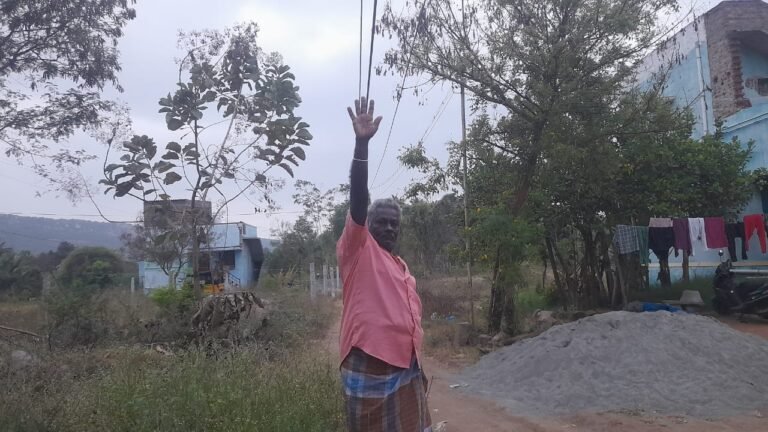 மேலக்கால் ஊராட்சியில் தாழ்வாக செல்லும் மின்வயர்களால் விபத்து ஏற்படும் அபாயம்