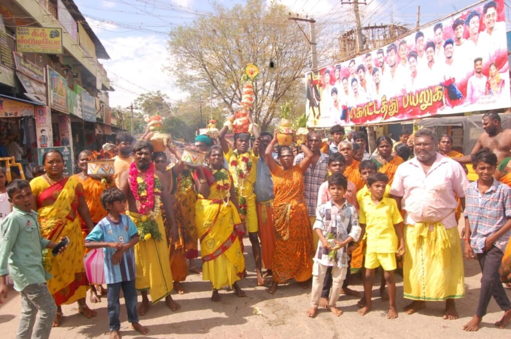 பாலமேடு அருள்மிகு பத்திரகாளியம்மன் மாரியம்மன் கோவில் பொங்கல் திருவிழா நடைபெற்றது.