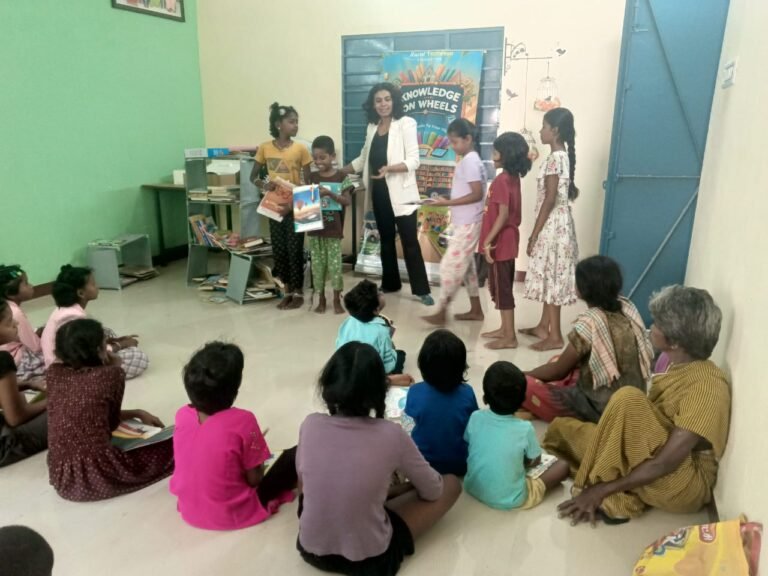 சோழவந்தான் பகுதியில் கிராமப்புற மாணவர்களுக்கு தகவல் தொழில்நுட்ப பயிற்சி அளிக்கும் தன்னார்வலருக்கு பொதுமக்கள் பாராட்டு.