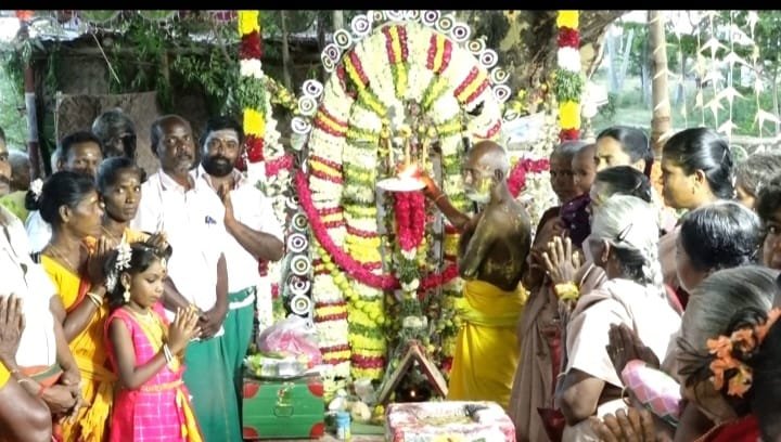 சோழவந்தான் அருள்மிகு ஸ்ரீ பச்சை காளியம்மன் முனியாண்டி கோவில் உற்சவ விழா அக்னிசட்டி பால்குடம் முளைப்பாரி ஊர்வலம் நடைபெற்றது.