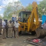 சாலையை ஆக்கிரமித்து மணல் செங்கல் வியாபாரம் செய்த நபர்கள் மீது அதிரடி நடவடிக்கை எடுத்த காவல்துறை