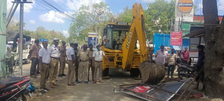 சாலையை ஆக்கிரமித்து மணல் செங்கல் வியாபாரம் செய்த நபர்கள் மீது அதிரடி நடவடிக்கை எடுத்த காவல்துறை
