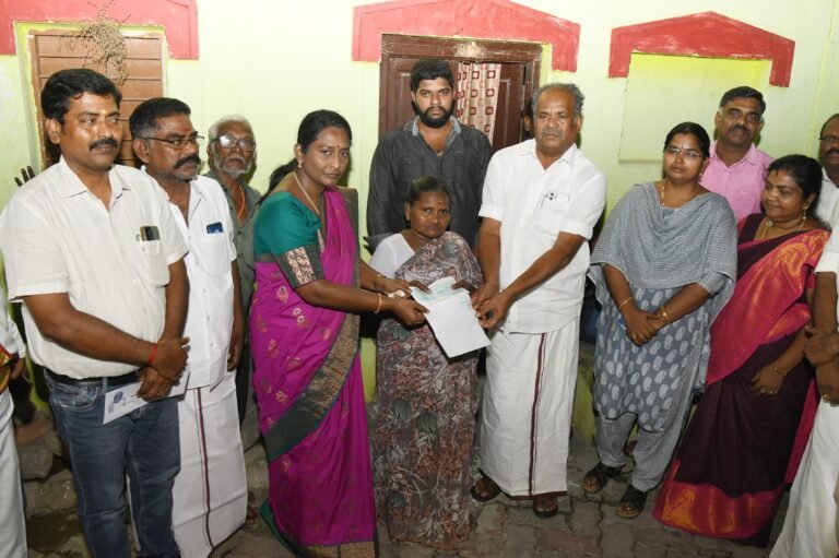 மதுரையில் அரசு சார்பில், நிவாரணத் தொகை வழங்கப்பட்டது.