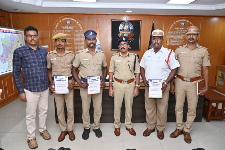 தற்கொலைக்கு முயன்ற இளைஞரின் உயிரை காப்பாற்றிய காவலர்களுக்கு மாநகர காவல் ஆணையர் பாராட்டு