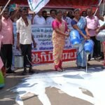 பாலை நடுரோட்டில் கொட்டி ஆர்ப்பாட்டம்