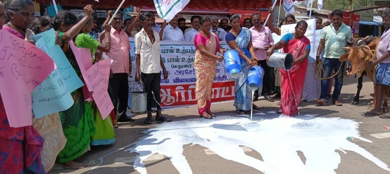 பாலை நடுரோட்டில் கொட்டி ஆர்ப்பாட்டம்