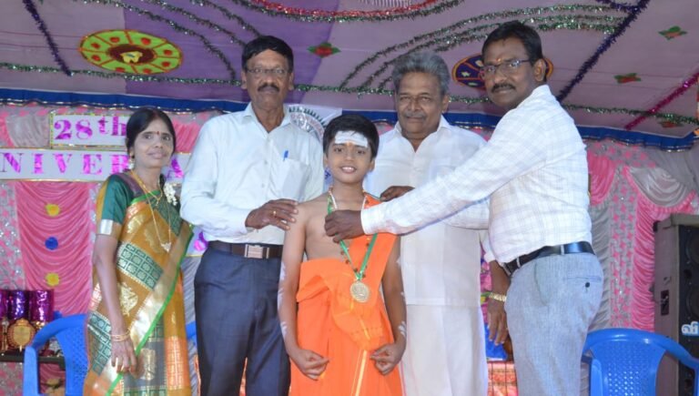 குழந்தைகளுக்கு பெற்றோர்கள் செல்போன் கொடுக்கக் கூடாது தாசில்தார் ராமச்சந்திரன் அறிவுரை