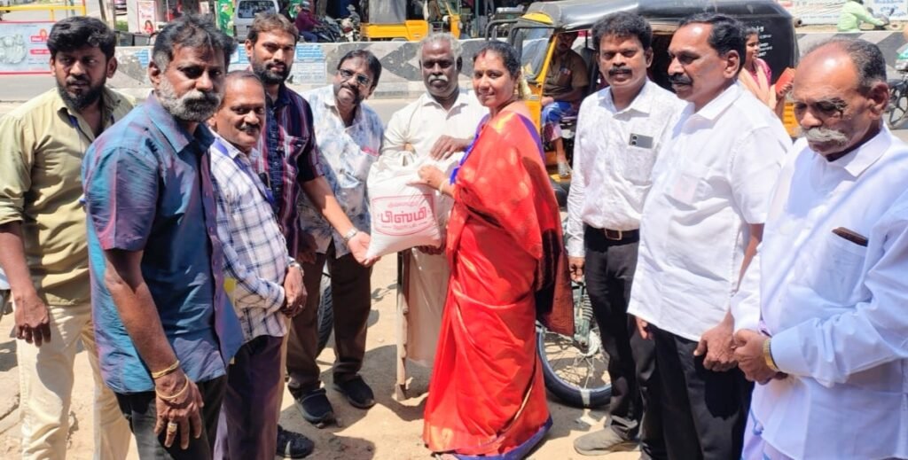 ஏழை, எளியவர்களுக்கு அரிசி, பணம் வழங்கும் விழா